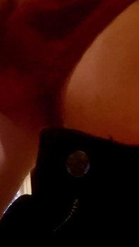 छात्र पार्टी से घर आता है और पड़ोसियों के लिए खिड़की खोलकर झटका देता है