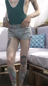 Gadis tgirl Kanada Carolyn Forest ngocok kontol!