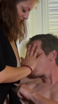 MiLF viene eccitata dal capezzolo succhia e munge il suo adorabile cazzo come ricompensa