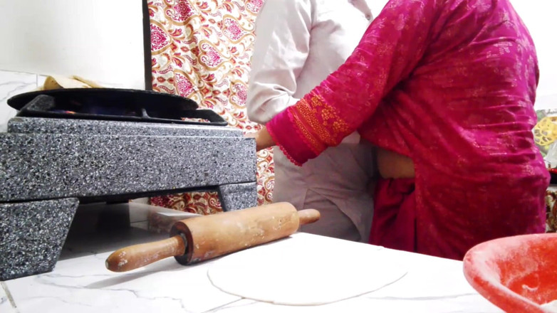 QueenbeautyQB: Marito scopa moglie mentre cucina in cucina