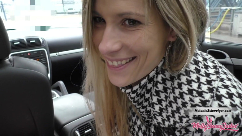 Mellybunnyluder: Blowjob semasa cuci kereta