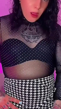 Chica trans Emma Ink se masturba antes de la cita
