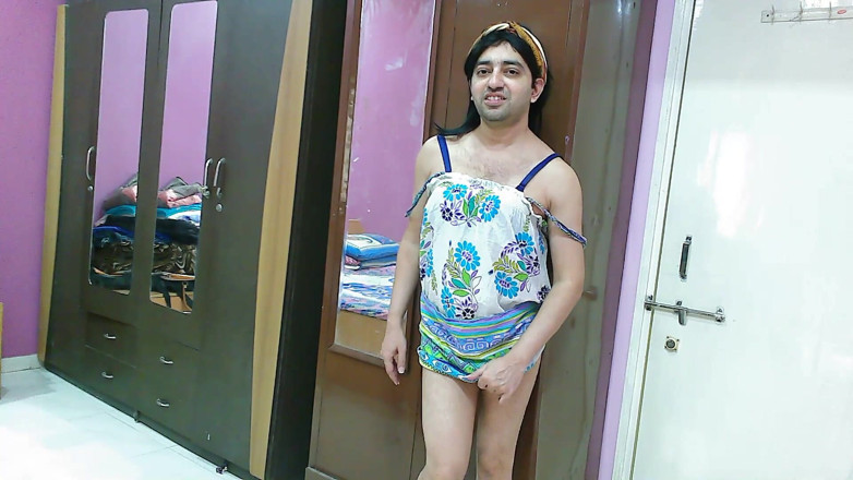 Cute & Nude Crossdresser: Caldo sissy travestito effeminato in abito da spiaggia e fascia...