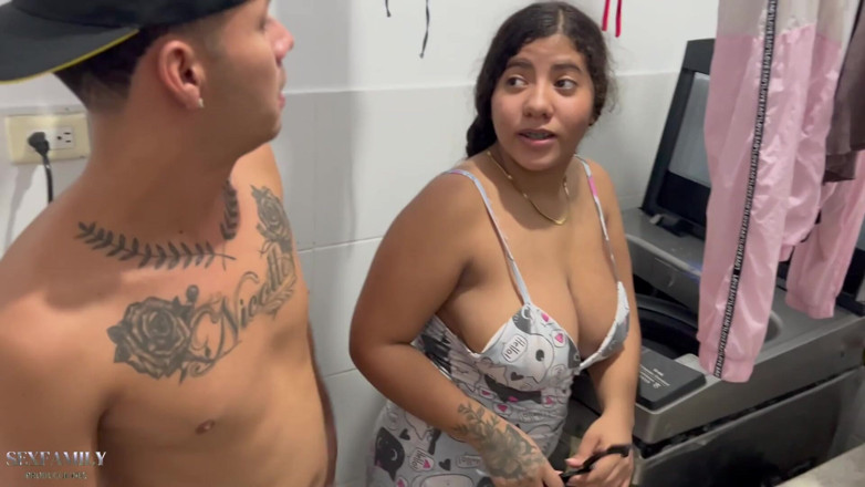 Bigboobssex: 我的继妹正在挂衣服，我在洗衣区给她热身并操她
