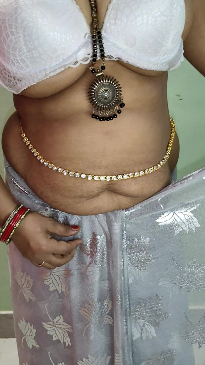 Kavita suman: Tarian bugil istri super semok india bagian 1