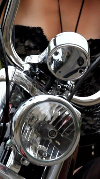 Milf gostosa nos mostra seu corpo na bicicleta