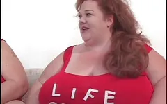 穿着红色制服的胖肚子小妞骑着一根长棍子