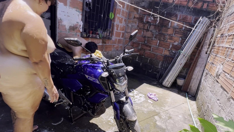 Lexly_16: Vizinho lava a motocicleta e me fode Ami na roupa...