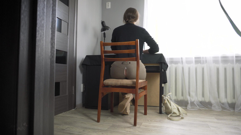 Teasecombo 4K: Sbirciare la segretaria che lavora in pantaloni strappati