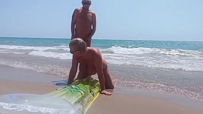 Crazyfamily 1970: Lagi-lagi ngentot ibu tiri di pantai