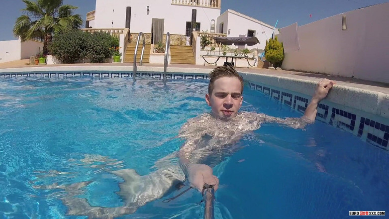 Euro boy xxx: ホットリトルテイラーとのプール遊び