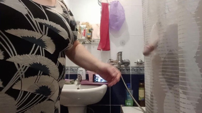 Zona901: Robi loda w łazience.