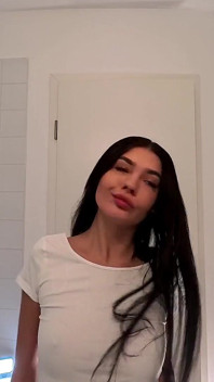 Seksi ve ateşli ince üniversiteli kız eteğinin altında sıkı tıraşlı amcığını teşhir etmek için külotunu çıkarıyor