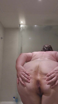 O mamă sexy cu forme face duș, expunându-se tot