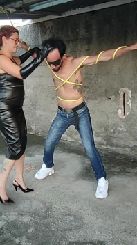 Calciando i palloni di quest'uomo completamente legato