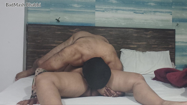 BadMash_Bhabhi: 青い口紅を塗った若いベンガル人のプージャ・バビは、夫のチンポを吸い、夫に激しく犯されました、クリアなヒンディー語の音声