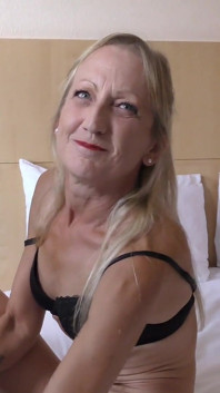 Katy, una bionda matura di 55 anni, viene scopata senza limiti da un ragazzo di colore