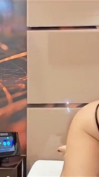 Jag gick för att träffa en fan på motellet som gillar att sperma på sitt ansikte. men han kom på mina glasögon och gick. så jag ringde ett videosamtal