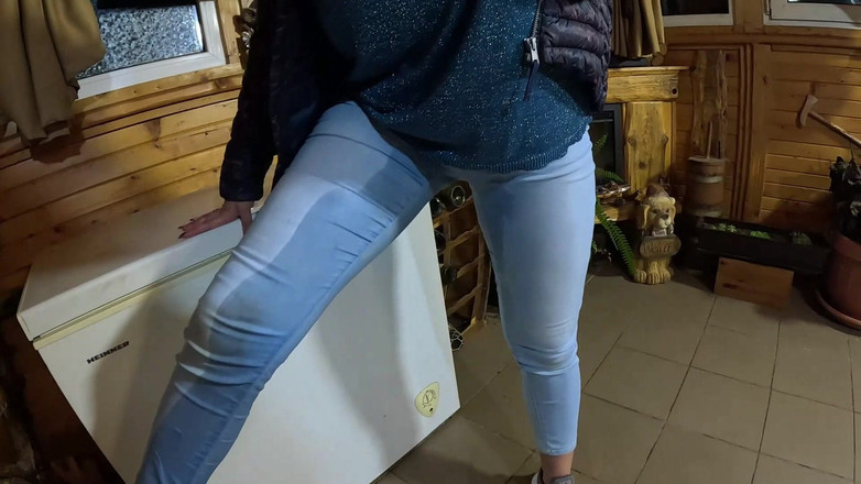 MilfyCalla: Tante seksi lagi asik joget, menggoda dan kencing di balik...