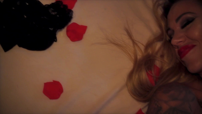 Emilie Jolie: Růžový striptýz a zlaté potěšení