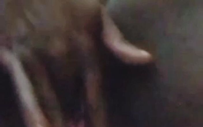 Me and my new slut: Görüntülü görüşmede klitorisini parmaklıyor ve ovuyor ıslak amcık zenci