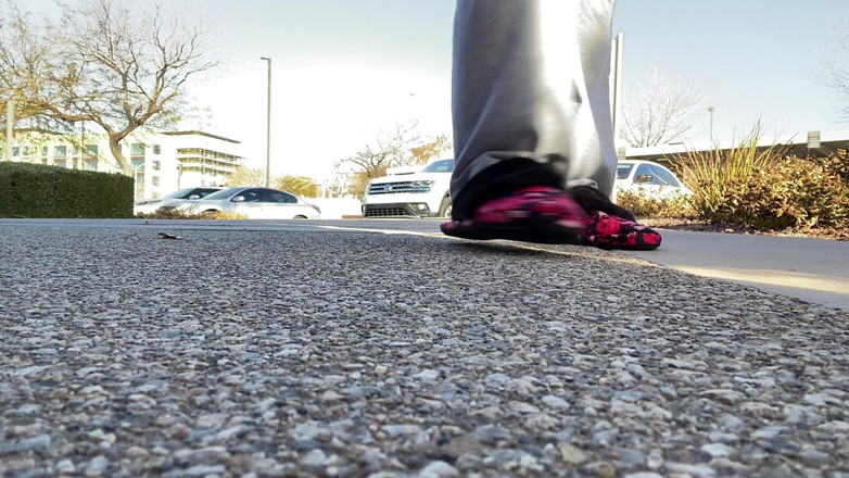 Tan feets: 공공 슬리퍼 밖에서 자연 손톱으로 애타게 애타게 하는 Tanfeets