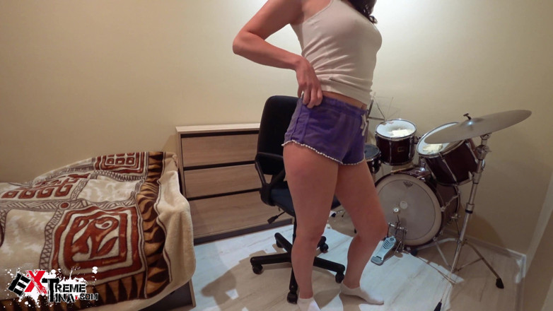 Extreme Tina: สาวผมสีน้ำตาลเอาไม้กลองยัดหีแล้วโดนเย็ดตูดโหดๆ กับอาจารย์หลังเรียนกลอง