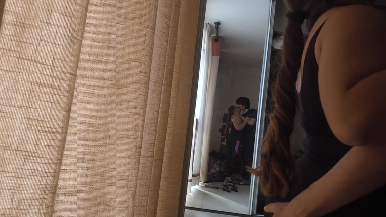 Moo DBOXXX: Aku ciuman penuh gairah sama ibu tiri jomblo yang pengen...