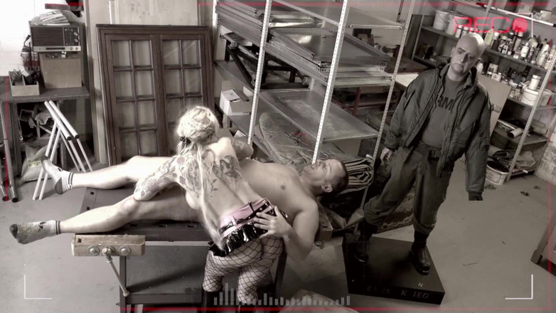 MMV German Kink: taitoo, bari gand, bare stan aur leteks poshaak men peshaab...