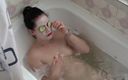 Anna Sky: Anna toma banho com uma máscara de pepino
