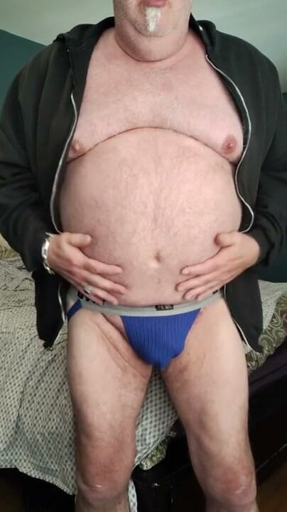beardaddychub: Pantat bahenol cewek hot ini digodain sama cowok berondong!