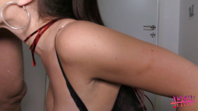 Aische Pervers: Suri rumah miang menanti zakar berair suaminya