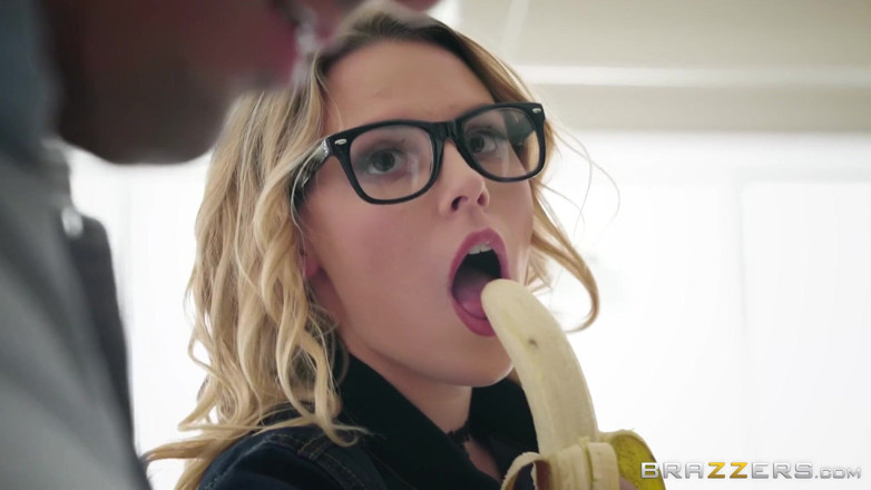 BRAZZERS: Brazzers - Aubrey Sinclair är en kuk hungrig slampa som inte kan...