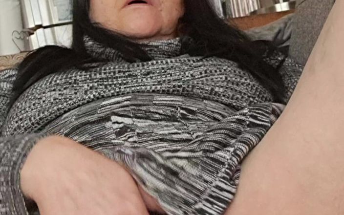 Mommy big hairy pussy: 看着裙底下，毛茸茸的阴户湿了