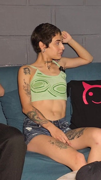 Alina Svetlana výzvu přijme a přesvědčí cizince, aby natočil porno video