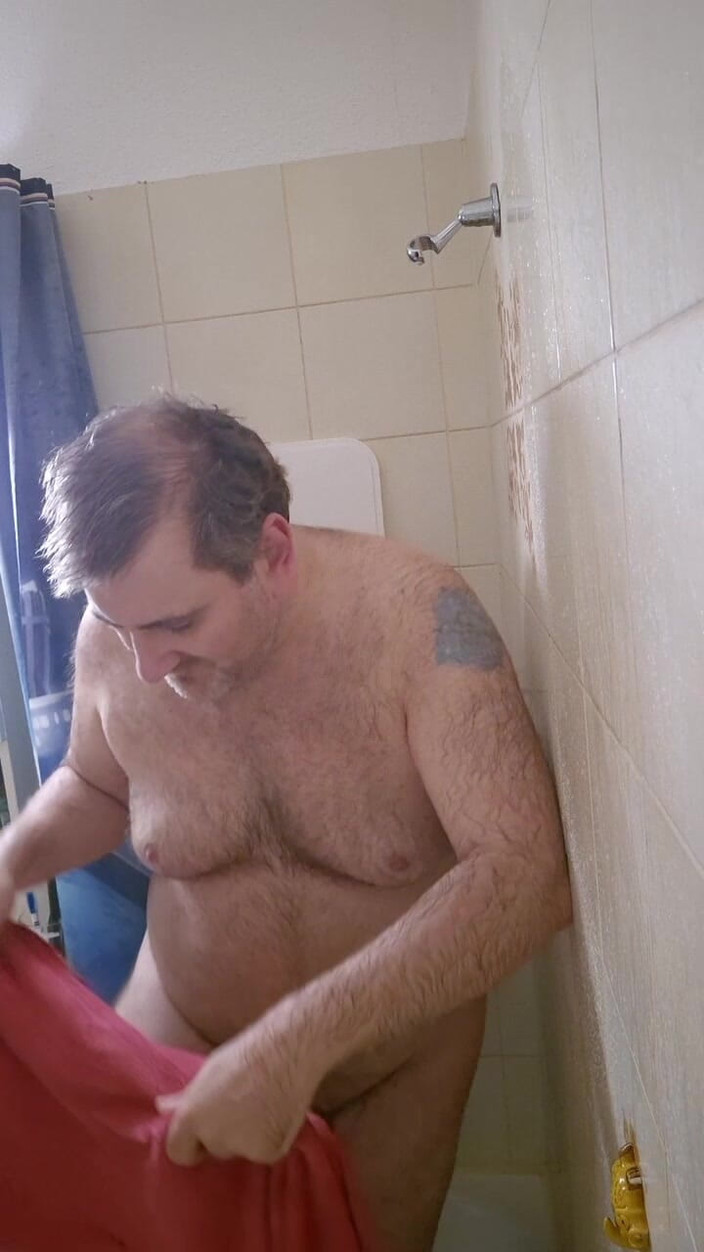 ChubbyDaddyBearLuka: गोल-मटोल डैडी बियर शॉवर ले रहे हैं
