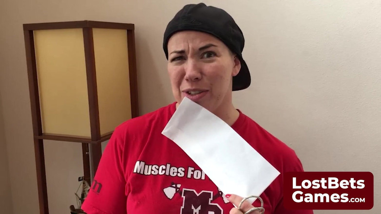 Lost Bets Games: Ela ficou nervosa do lado de fora do salão de...