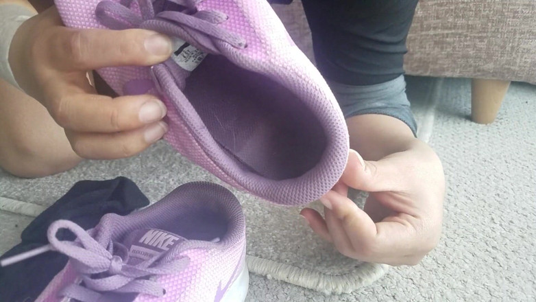 Footlicious3: 나는 신발에 침을 뱉는다. 냄새 나는, 더러운, 더러운 검은 양말