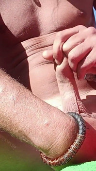 Un Tip Sexy De Pe Plajă Se Masturbează Și Înghite Sperma.