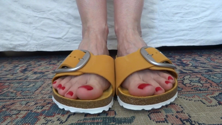 Lady Victoria Valente: Teenfetisj - met mijn tenen wiebelen in oranje slippers deel 5