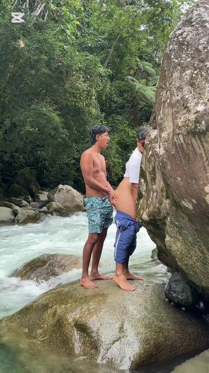 Deiby Latino: Une jeune latino amateur et gay baise dans la nature