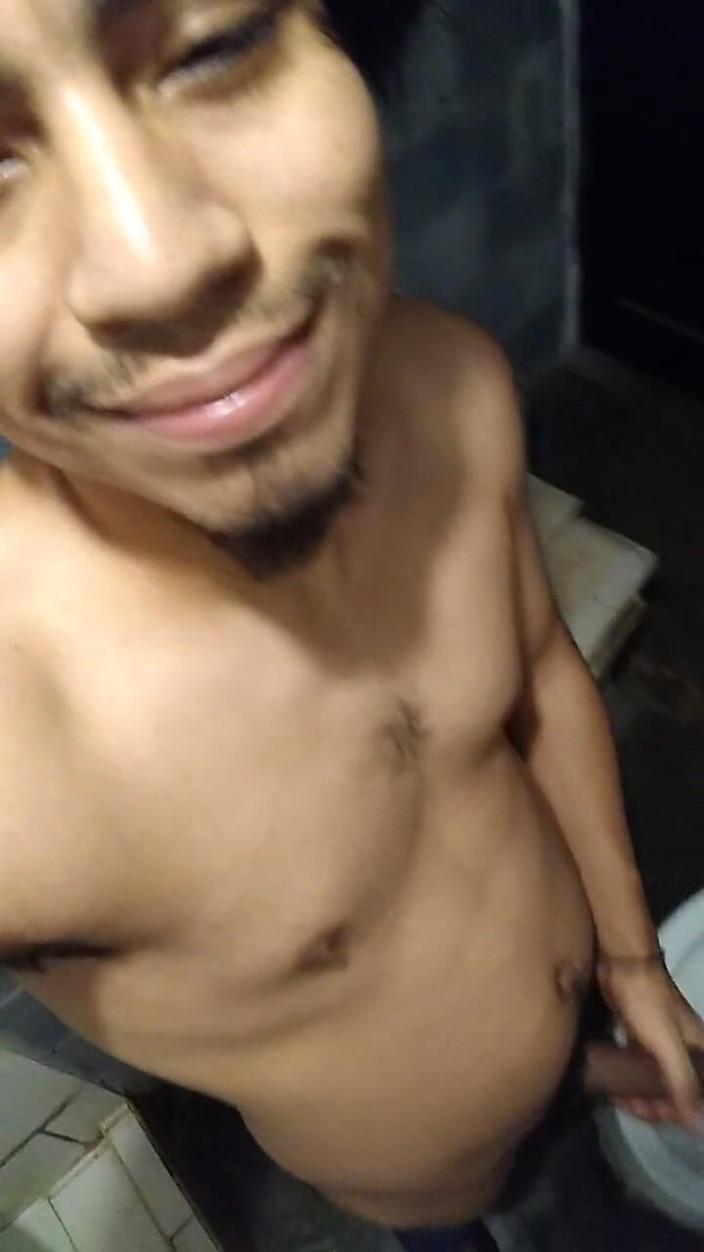 AlexAlejandro13: Tento roztomilý chlapec ukazuje, jaký býk v koupelně