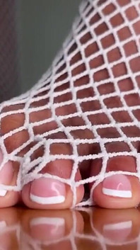 Pink Foxx, pédicure, pieds dans des filets de pêche