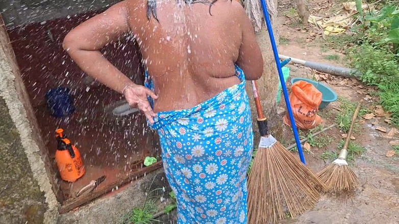 Teena New: Calda matrigna fa il bagno all'aperto