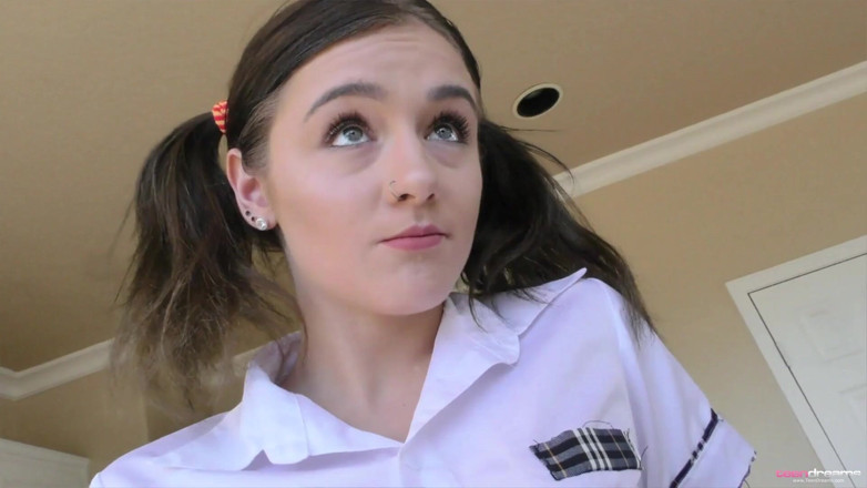 Teen Dreams: Słodka Rosalyn zerżnięta w seksownym mundurku uczennicy