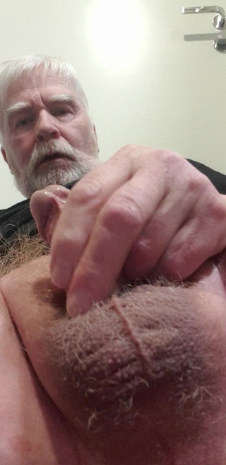 Redhairy4u: Un giocattolo nel culo, masturbazione di un cazzo piccolo