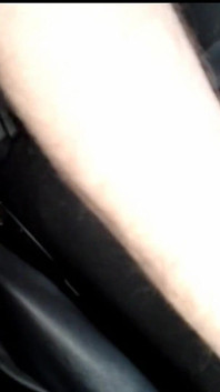 Memandu kereta dalam pantyhose yang baik