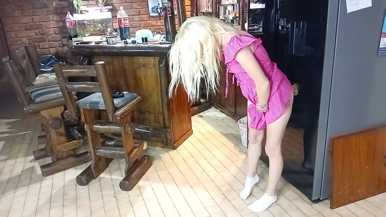 18blondteen: Follando la nevera mientras mi novio está mirando