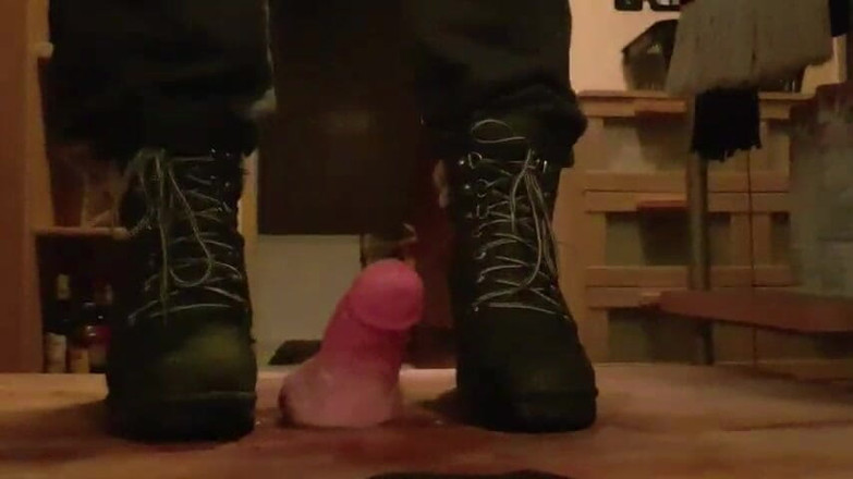 ironball1983: POV Trampning och stampande med stövlar hårt – fotjobb och kukkrossning –...