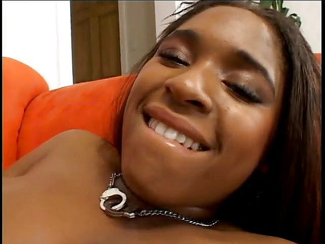 Hot and Wet: 흑인 창남에게 따먹히는 면도한 보지의 흑인 비